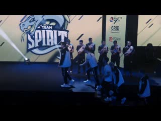 Выход team spirit на сцену