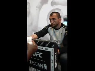 Муслим салихов готовится к выходу в октагон на ufc вегас 75