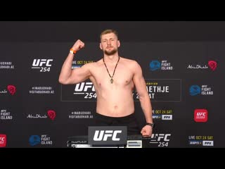 Александр волков прошел процедуру взвешивания перед ufc 254