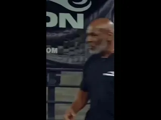 Mike tyson майк тайсон показывает бум бум бум