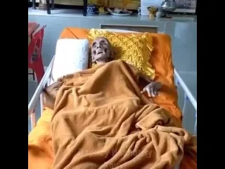 Внучка навещаем прапрабабушку