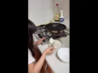 Дочка готовит еду