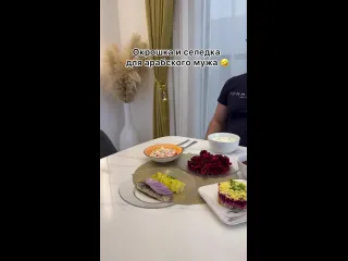 Кормит арабского мужа русской едой