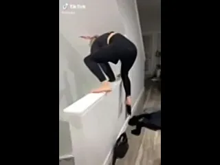 Веселится