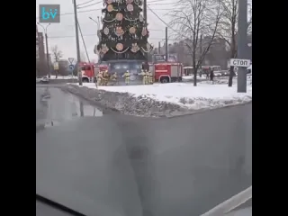 В питере пожарные водили хоровод вокруг лки на проспекте большевиков но музыка вс изменила