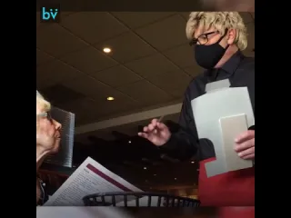 Официантто ненастоящий