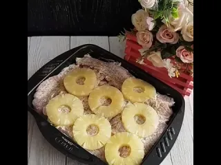 Мясо с картофелем и ананасами под сырной корочкой