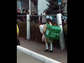 Девочка пришла на 1ое сентября с рбкзаком от деливери