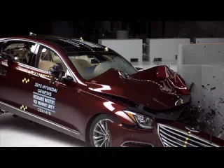 2015 hyundai genesis small overlap iihs crash test