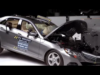 2014 mercedesbenz eclass 4door sedan small overlap iihs crash test