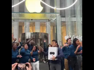 Первый vision pro в apple store рифмы и панчи