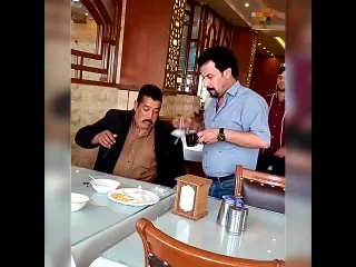 Разыгрывает