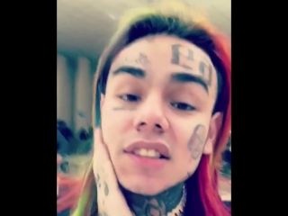 Tekashi69 рассказал о драке в аэропорту рифмы и панчи